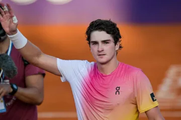 Jogo entre João Fonseca e Taylor Fritz é suspenso por falta de luz e será retomado nesta quinta (26)