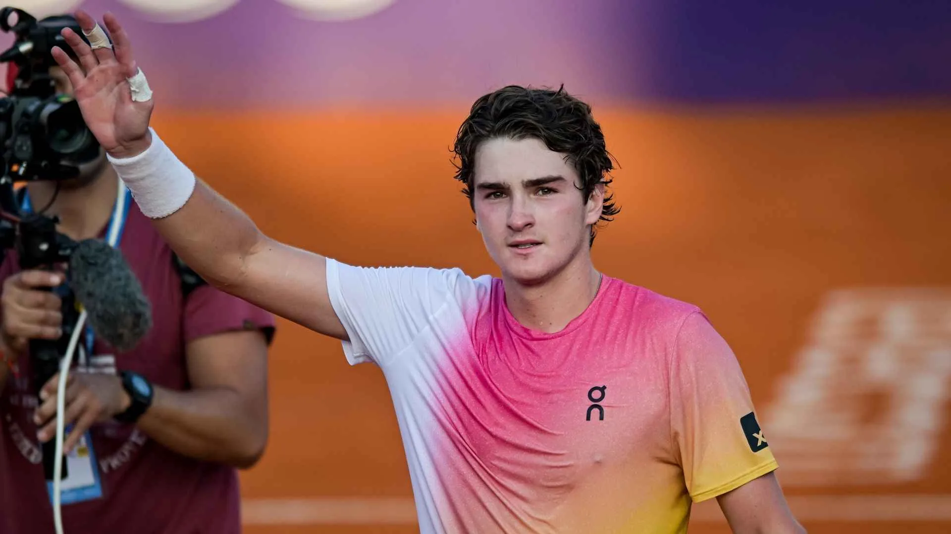 João Fonseca e Taylor Fritz tem jogo suspenso por falta de luz e será retomado nesta quinta (26)