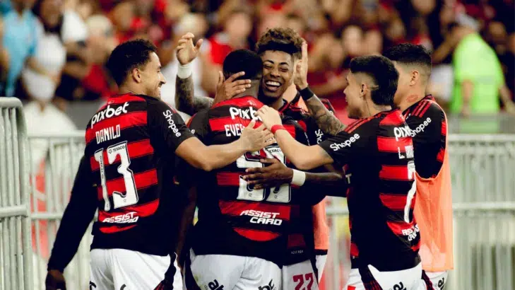 Cicinho indica que Flamengo bate de frente com o PSG no Mundial: “Brasileiro que chega em melhores condições” Cicinho indica que Flamengo bate de frente com o PSG no Mundial: “Brasileiro que chega em melhores condições”