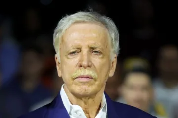 Stan Kroenke, dono do Arsenal, pode comprar Atlético-MG e torcida protesta: “SAF não tem dinheiro e pede esmola”
