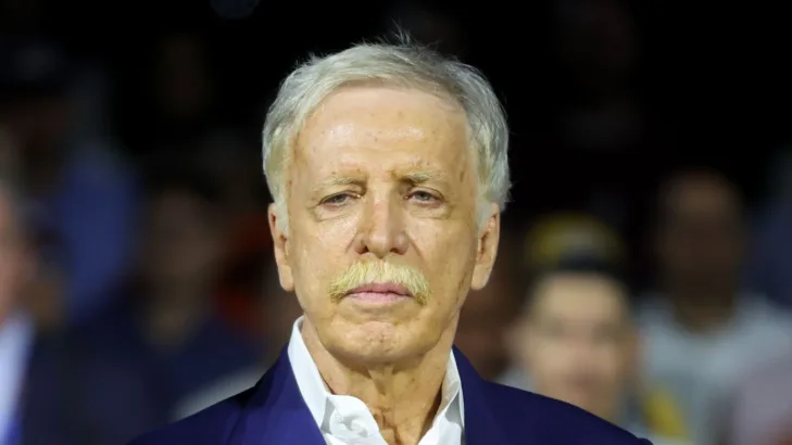 Stan Kroenke, dono do Arsenal, pode comprar Atlético-MG e torcida protesta: “SAF não tem dinheiro e pede esmola” Stan Kroenke, dono do Arsenal, pode comprar Atlético-MG e torcida protesta: “SAF não tem dinheiro e pede esmola”