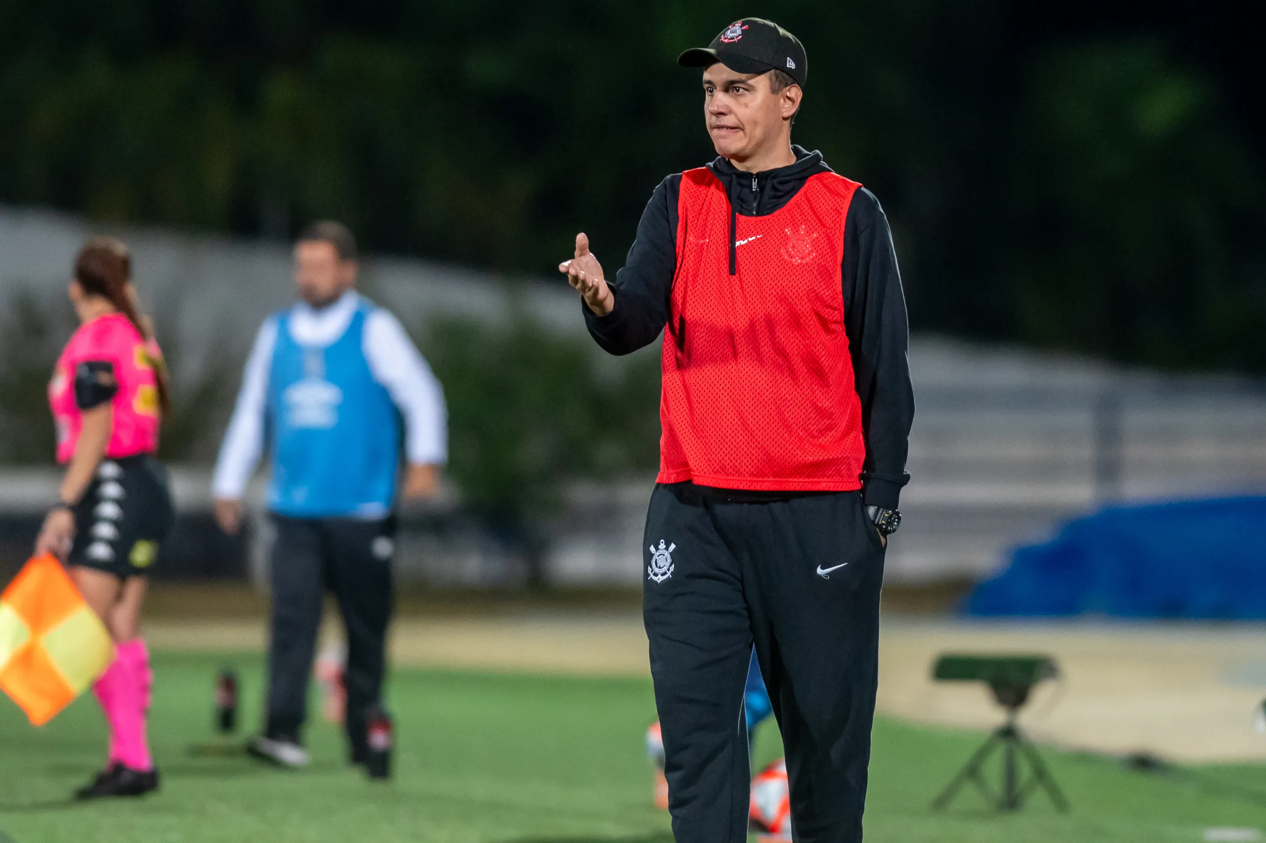 Lucas Piccinato, treinador do Corinthians, fala sobre as cobranças da torcida nos últimos jogos da equipe paulista: “Eu acho natural essa cobrança”