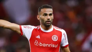 Torcida do Internacional concorda com saída de Thiago Maia para a MLS: “Tem que vazar do Beira-Rio”