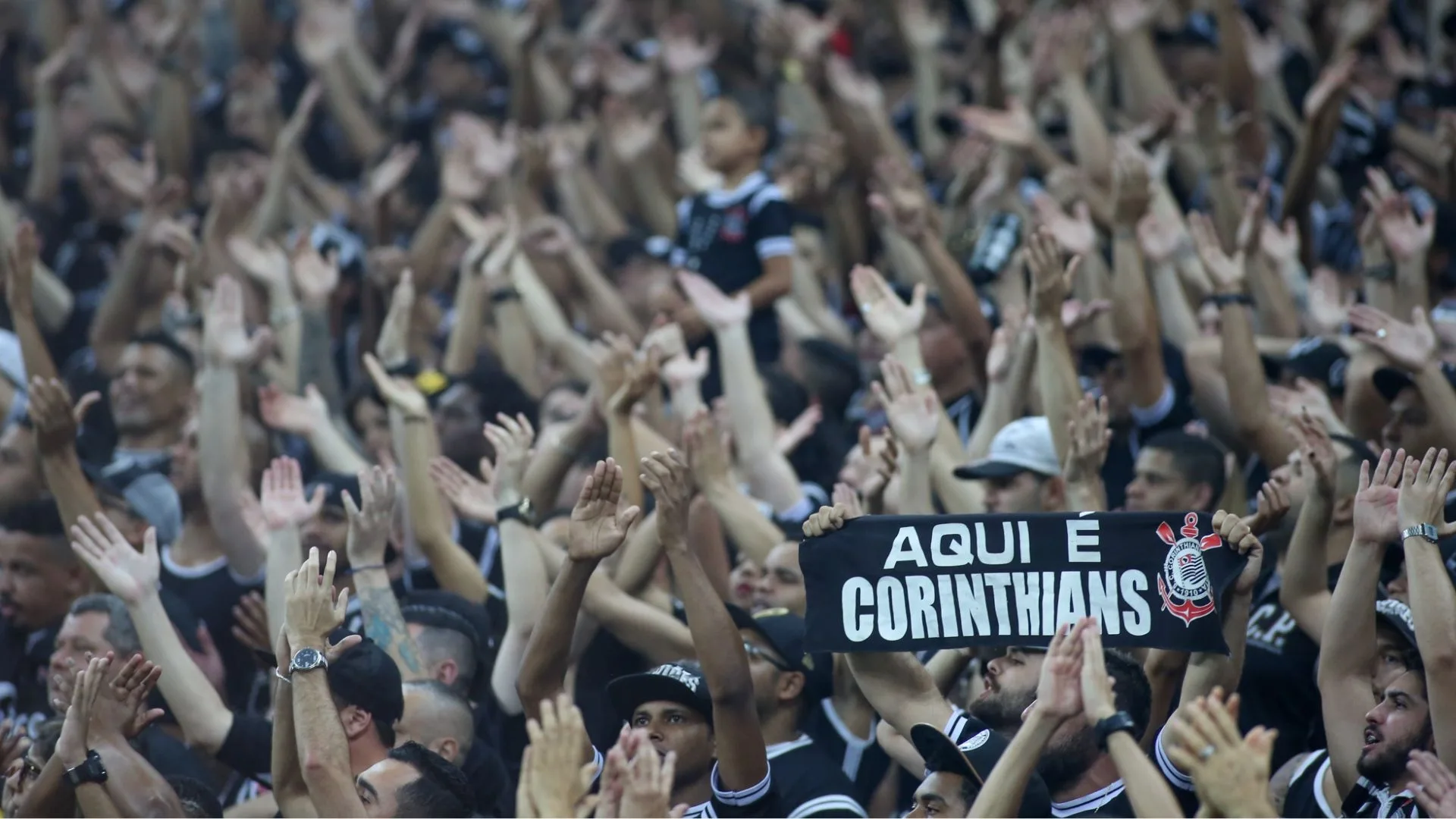 Zé Elias, formado na base do Corinthians, fala sobre momento político atual do clube: “É um basta, os torcedores estão dizendo”
