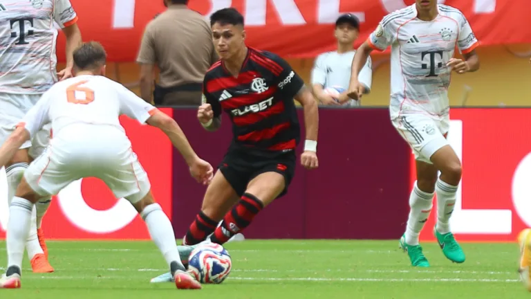 Torcedores do Flamengo culpam Luiz Araújo por eliminação no Mundial de Clubes: “Quis sair driblando quatro”
