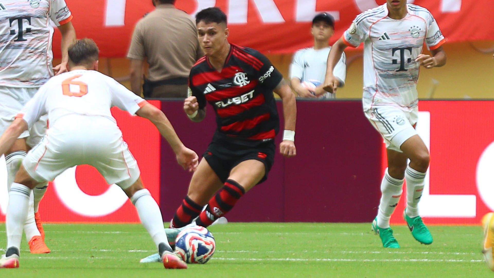 Torcedores do Flamengo culpam Luiz Araújo por eliminação no Mundial de Clubes: “Quis sair driblando quatro”