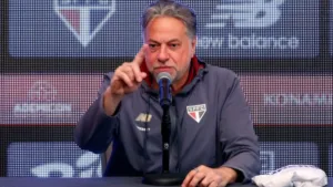 Torcida do SPFC se revolta após Casares ser flagrado acompanhando a final da Champions