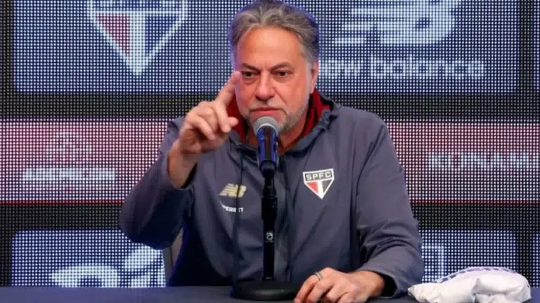 Torcida do SPFC se revolta após Casares ser flagrado acompanhando a final da Champions