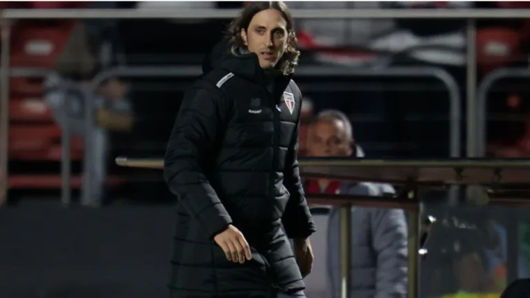 Torcedores do São Paulo pedem saída de Zubeldía e indicam Vojvoda como substituto: “Última chance esse ano”