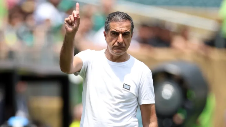 Torcida do Botafogo pede a saída de Renato Paiva após eliminação na Copa do Mundo de Clubes: “Volta, Artur Jorge”