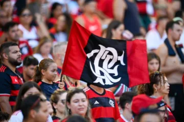 Flamengo embarca para a Copa do Mundo de Clubes com torcedores e Polícia Militar entrando em confronto