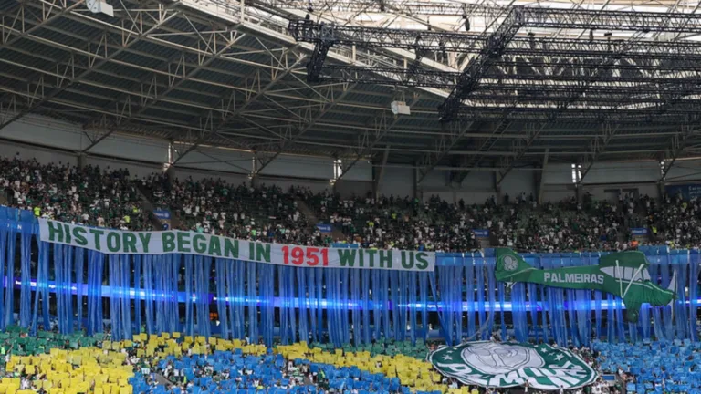 Torcedores visitam Palmeiras e fazem festa no CT na véspera da viagem para a Copa do Mundo de Clubes 