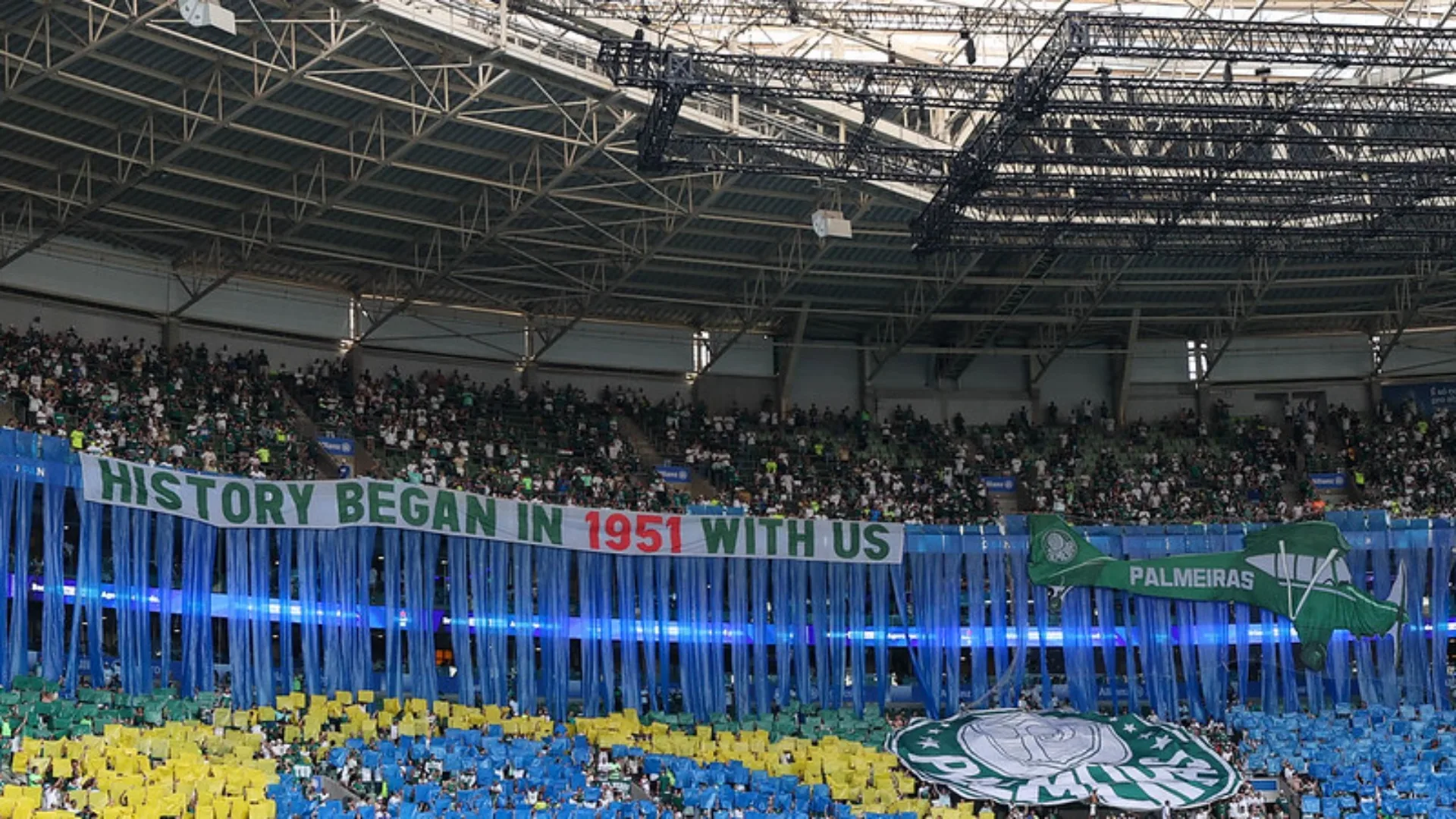 Torcedores visitam Palmeiras e fazem festa no CT na véspera da viagem para a Copa do Mundo de Clubes 