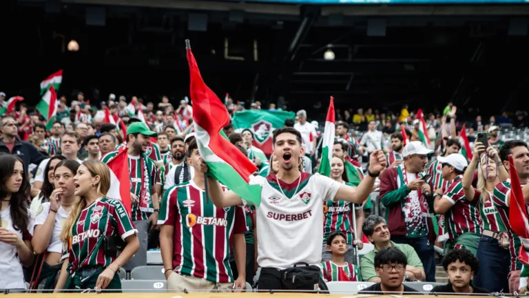Torcedores do Fluminense se animam com estreia no Mundial de Clubes, mas criticam Everaldo: “Pior camisa 9 da história”