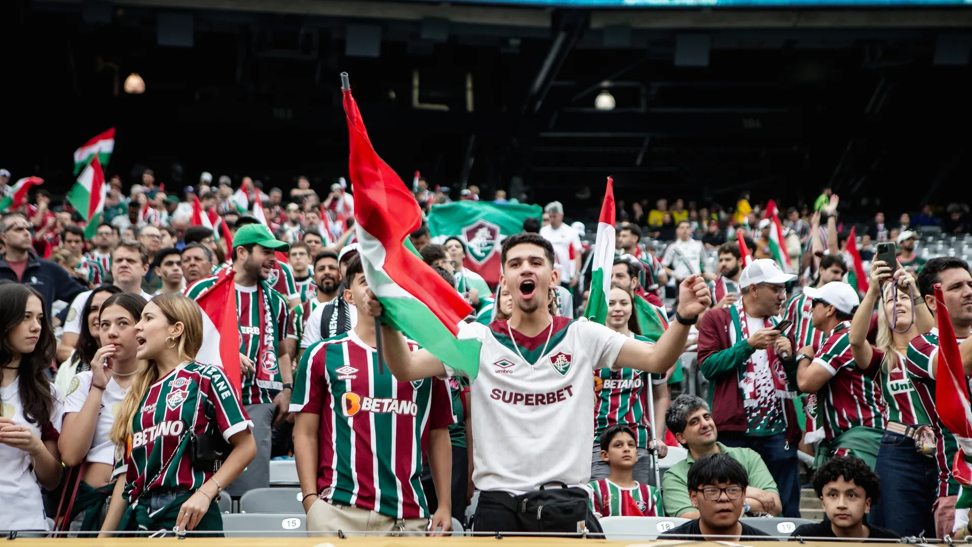 Torcedores do Fluminense se animam com estreia no Mundial de Clubes, mas criticam Everaldo: “Pior camisa 9 da história”