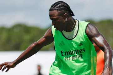 Jornal espanhol destaca ‘coleção de erros’ de Vinícius Júnior em estreia do Real Madrid na Copa do Mundo de Clubes