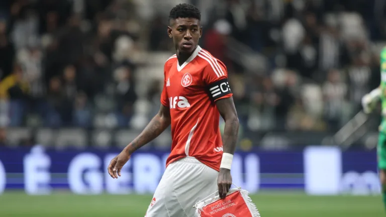 Vitão se manifesta após gol contra em derrota do Internacional no Brasileirão: “A gente não pode estar nessa situação”