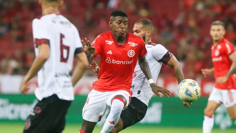 Internacional precisa de R$ 130 milhões em vendas e pode negociar Vitão e Victor Gabriel para bater meta