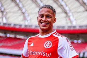 Vitinho deve renovar com Internacional por mais um ano, mas aguarda decisão da FIFA sobre regra especial