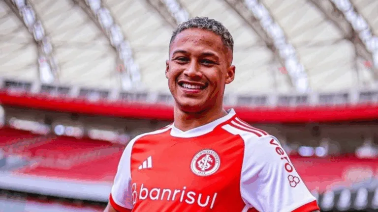 Vitinho deve renovar com Internacional por mais um ano, mas aguarda decisão da FIFA sobre regra especial
