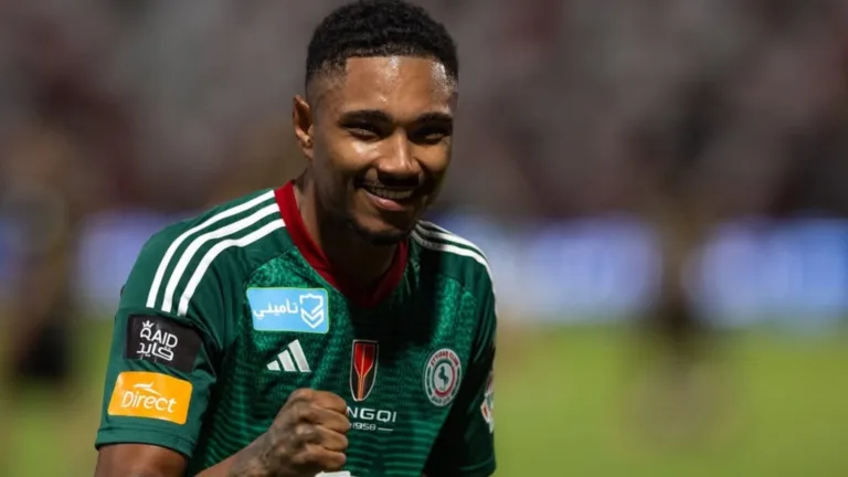 Vitinho próximo do Corinthians? Nicola fala em conversas avançadas: “Martelo pode ser batido”