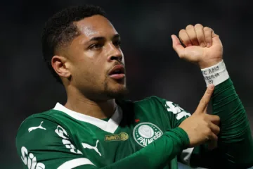 Rizek revela incômodo nos bastidores após atuação de Vitor Roque em Palmeiras x Porto: “Pisou pouco na área”