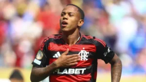 Wallace Yan causa em derrota do Flamengo e Pedro Ivo defende: “O Lyanco esculhambar todo mundo tá certo?”