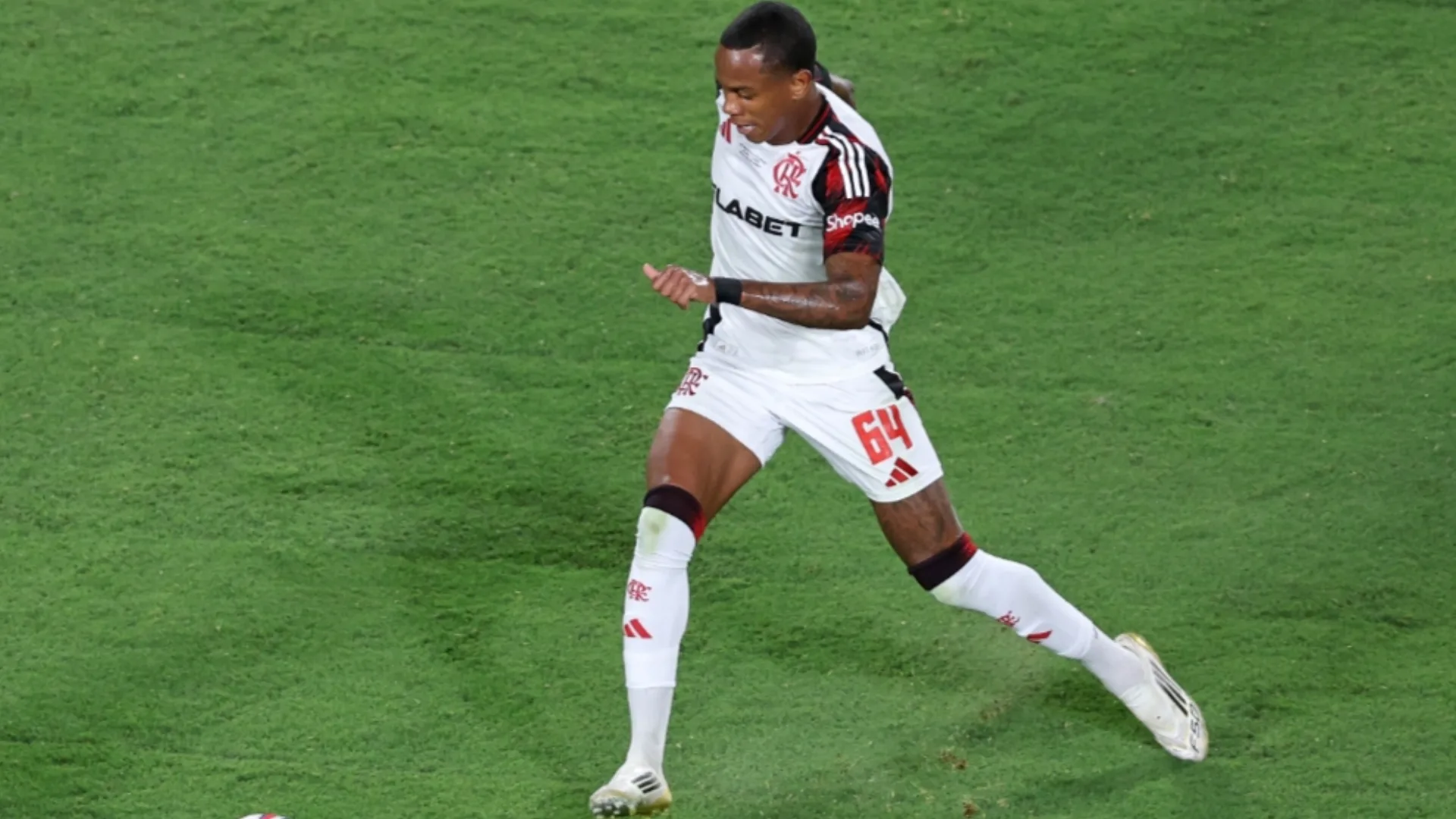 Paulo Nunes se encanta e prevê futuro brilhante de Wallace Yan no Flamengo: “Rápido, ágil e finaliza bem”