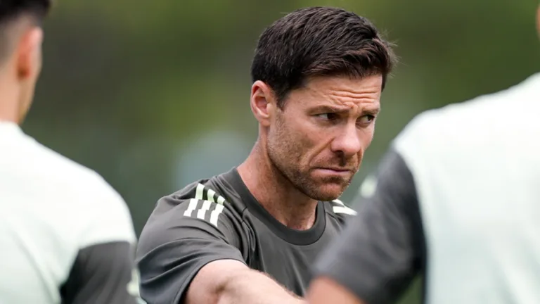 Xabi Alonso revela ‘encantamento’ com Vinícius Júnior no Real Madrid: “Dez segundos para perceber quem é” 