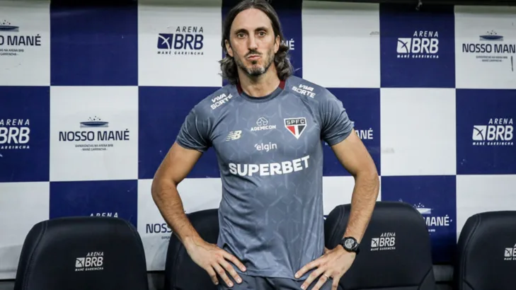 Cicinho reprova diretoria do São Paulo por saída de Zubeldía: “Acho que foi precipitada” Cicinho reprova diretoria do São Paulo por saída de Zubeldía: “Acho que foi precipitada”