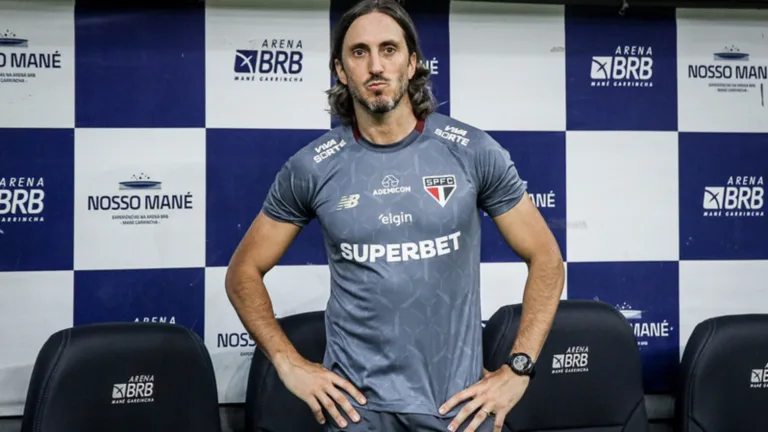 Cicinho reprova diretoria do São Paulo por saída de Zubeldía: “Acho que foi precipitada”