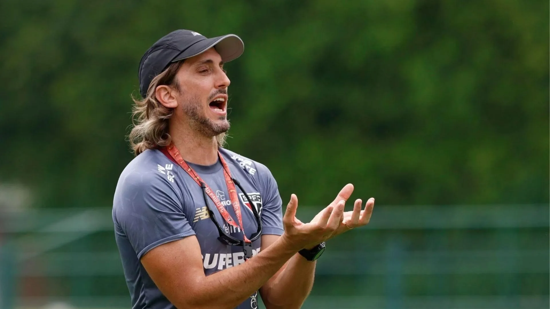 Ana Thaís manda recado a Zubeldía após quarta vitória do São Paulo com Crespo: “Reclamava muito mesmo”