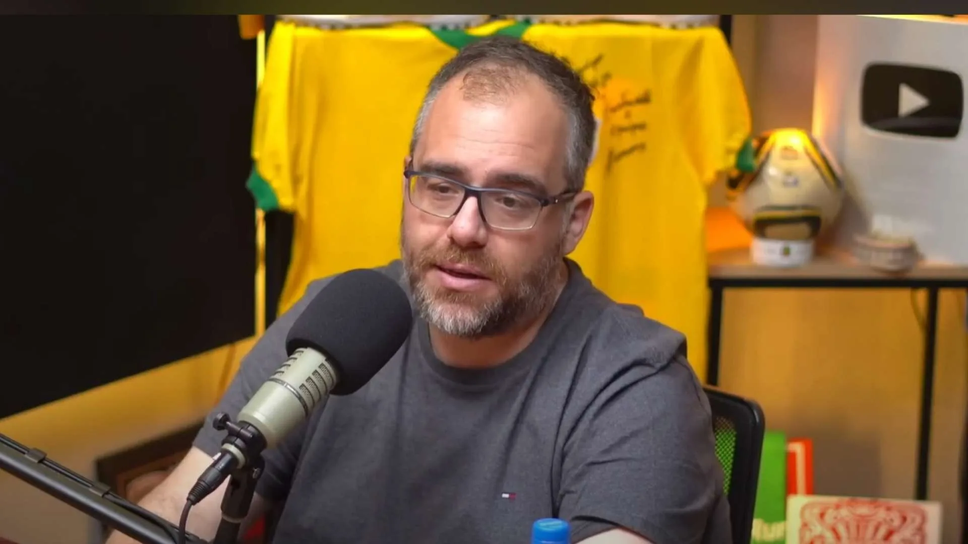 Vessoni fala em ‘absurdo’ o Corinthians gastar mais dinheiro em contratação: “Tem quase 100 milhões na Fifa para ‘estourar’”