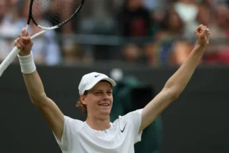 Jannik Sinner está perto de marca histórica de Roger Federer em Wimbledon após vitória