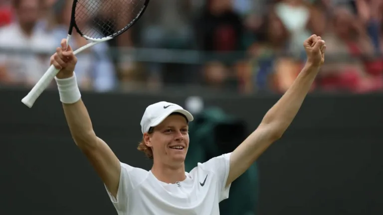 Jannik Sinner está perto de marca histórica de Roger Federer em Wimbledon após vitória