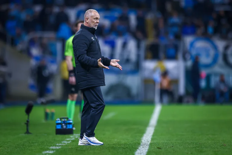 Mano Menezes terá Grêmio reforçado para jogo contra o Cruzeiro no Brasileirão; Kannemann, Villasanti e Braithwaite voltam ao time