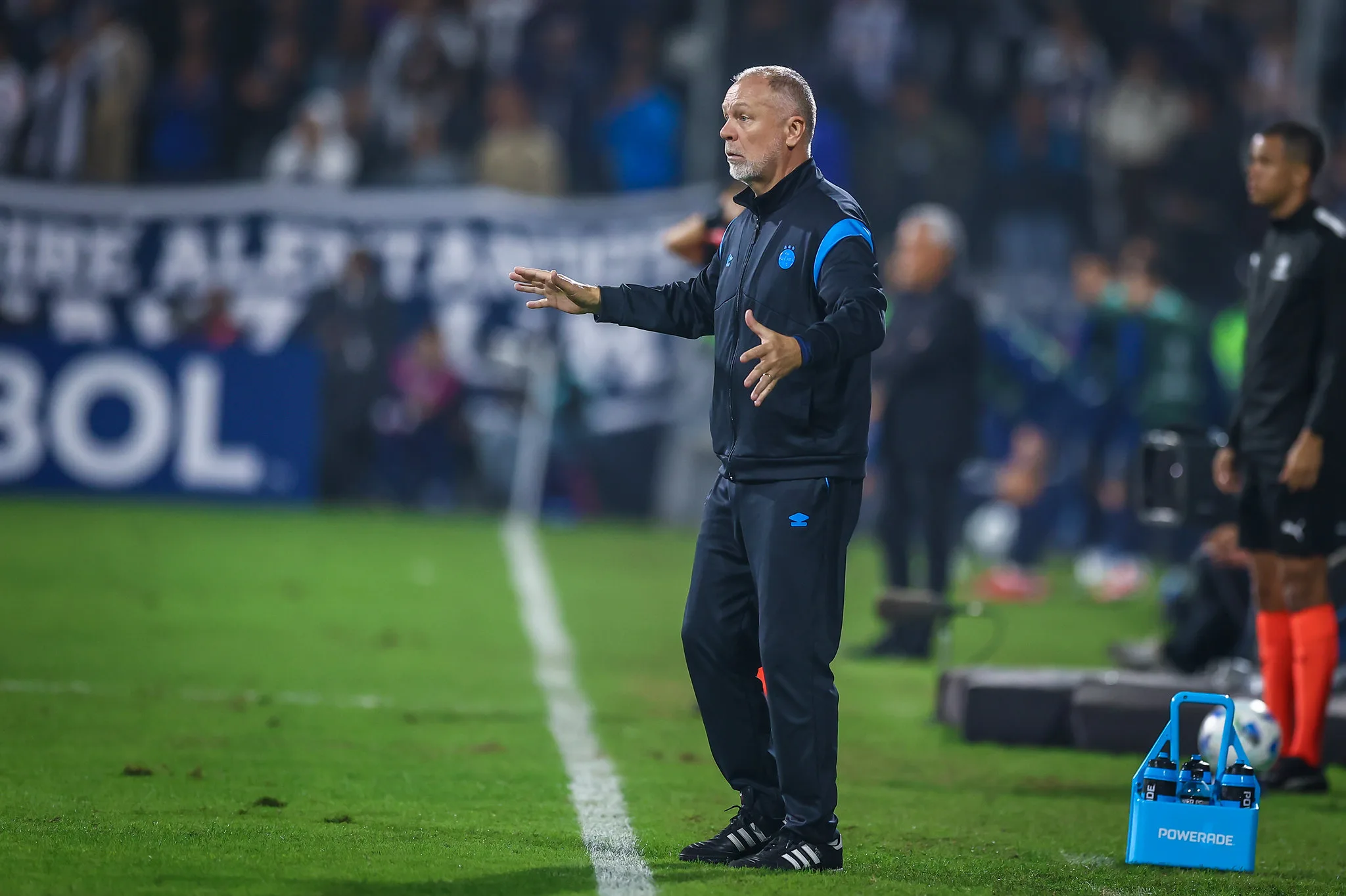 Mano Menezes cobra reforço no Grêmio e indica “desistência” de Monsalve e Cristaldo: “Não estão entregando”