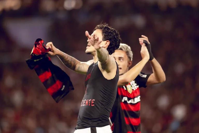 Pilhado mostra imagem da reação de Filipe Luís celebrando o gol de Pedro no Fla-Flu: “Para calar mentirosos”