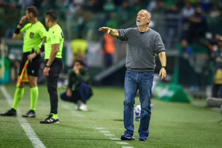 Mano Menezes avalia atuação contra o Palmeiras como a melhor do Grêmio desde a retomada: “Levamos daqui algo esperançoso”
