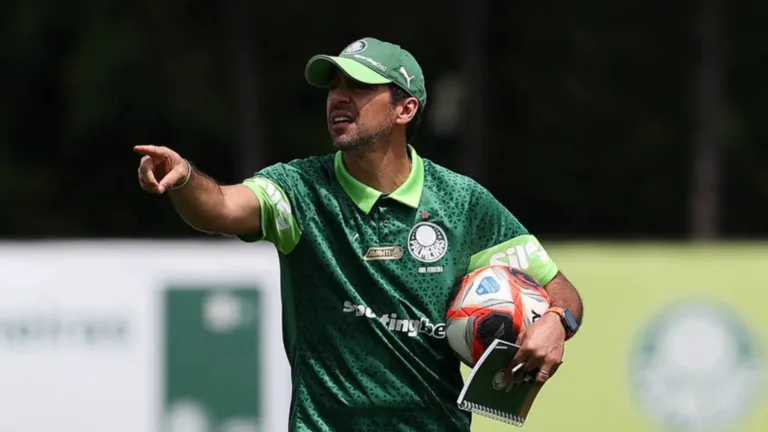 Palmeiras tem indefinições no elenco, jogadores de saída e mudanças no sistema defensivo em retorno ao Brasileirão