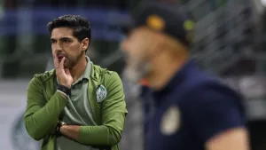 Abel Ferreira reflete fase decepcionante de Vitor Roque no Palmeiras: “Joga com 50 kg nas costas”