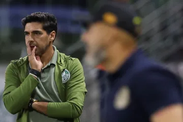 Abel Ferreira reflete fase decepcionante de Vitor Roque no Palmeiras: “Joga com 50 kg nas costas”