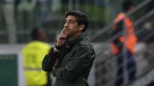 Palmeiras faz jogo morno na Libertadores, empata com o Universitario e irrita torcedores: “R$ 600 milhões gastos”