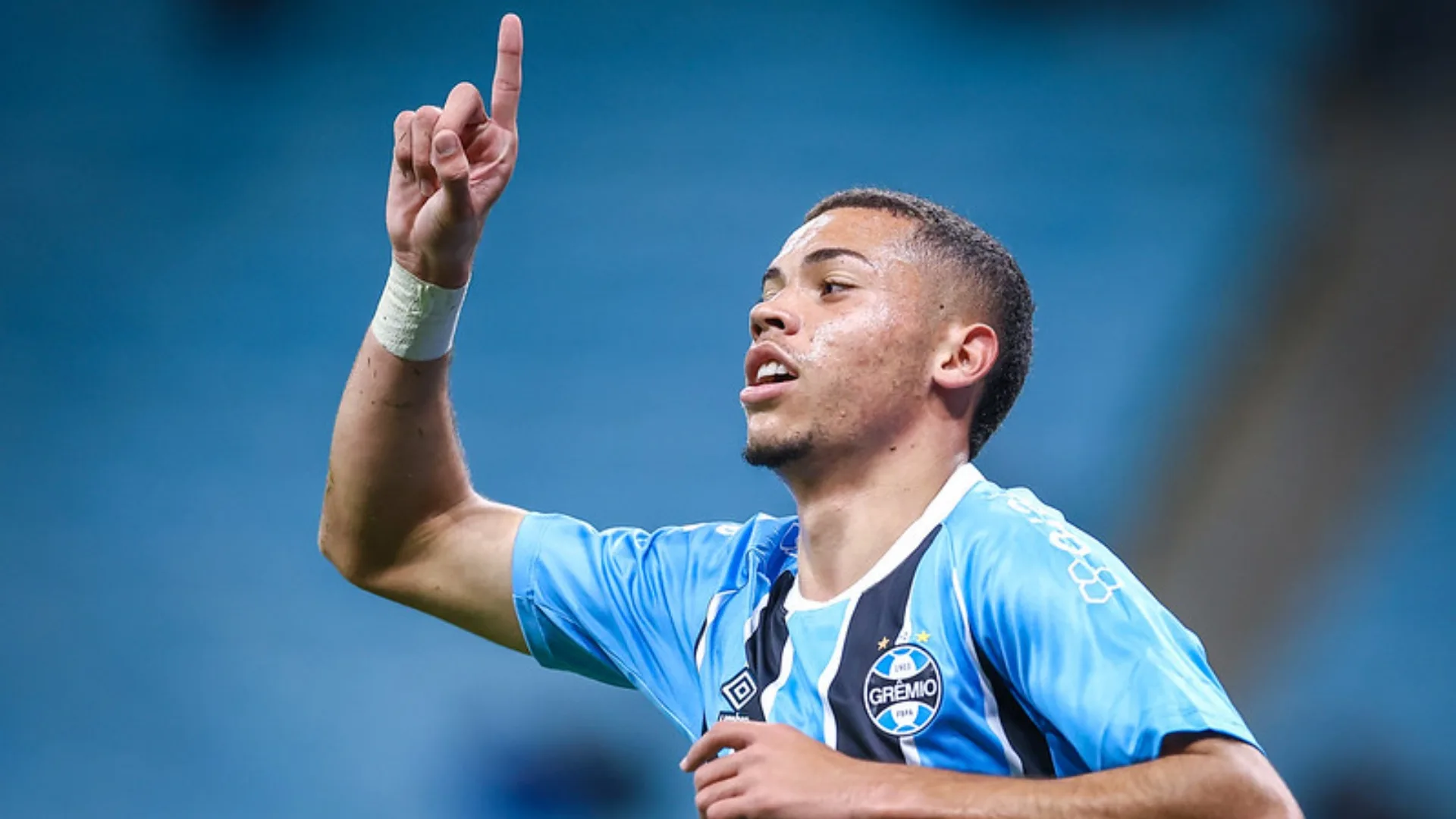 Torcedores do Grêmio se derretem por Alysson após vitória no Brasileirão: “O melhor desde o Pepê”