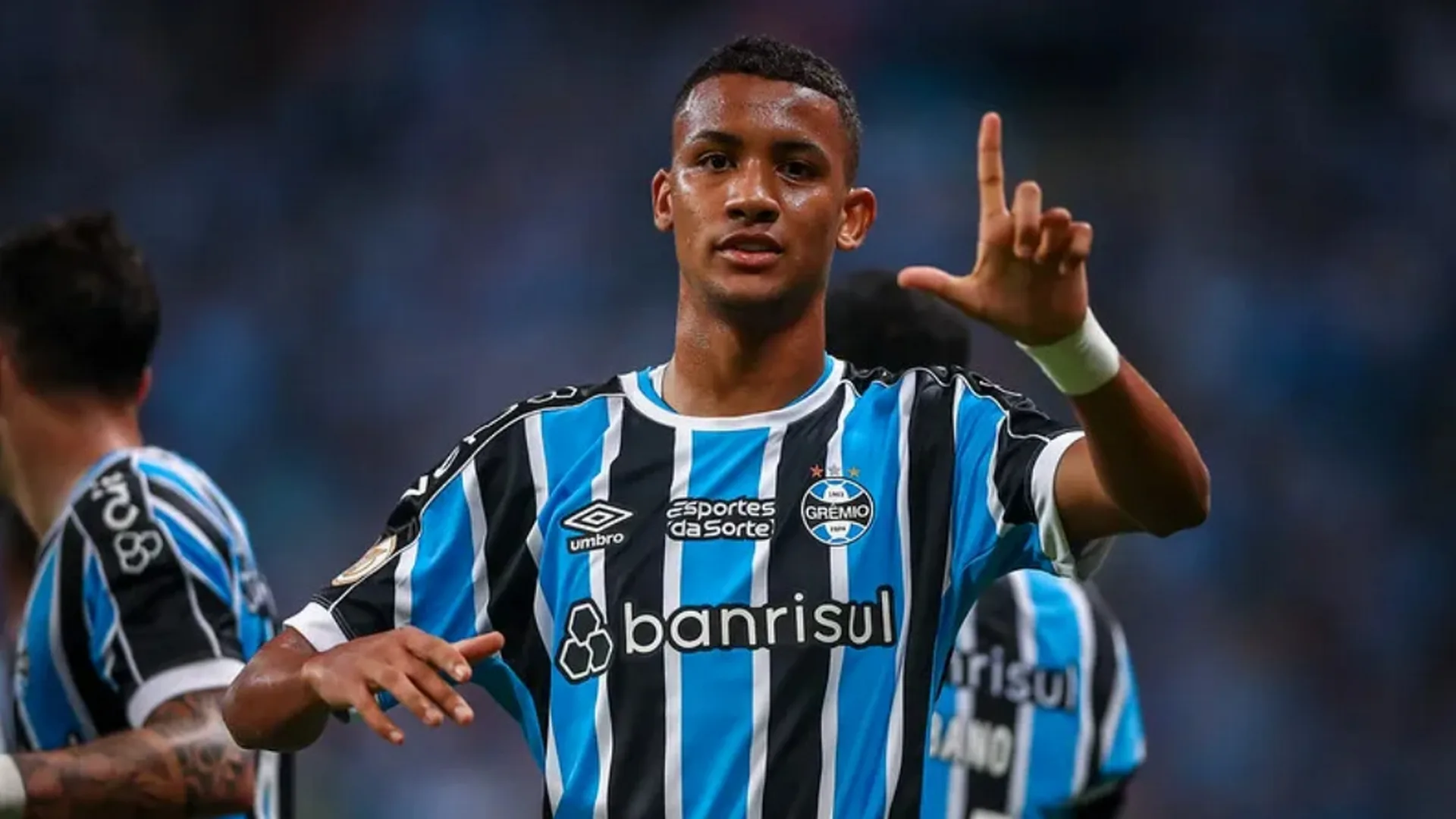André Henrique ganha espaço no ataque do Grêmio e Mano Menezes tem 2 opções para escalar o time