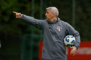 André Hernan detalha escalação do São Paulo com Crespo: “Marcos Antônio e Oscar serão titulares contra o Flamengo”