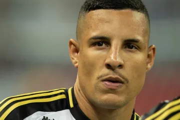 Guilherme Arana minimiza questão de salários atrasados no Atlético-MG: “Logo vai normalizar”