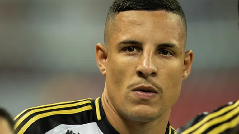 Guilherme Arana minimiza questão de salários atrasados no Atlético-MG: “Logo vai normalizar”