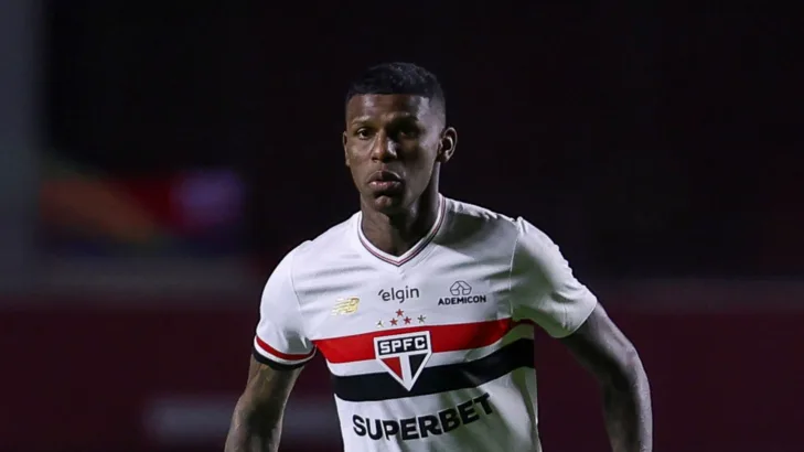 Marcelo Braga revela primeira escalação de Crespo no São Paulo e torcida protesta: “Arboleda no banco não” Marcelo Braga revela primeira escalação de Crespo no São Paulo e torcida protesta: “Arboleda no banco não”