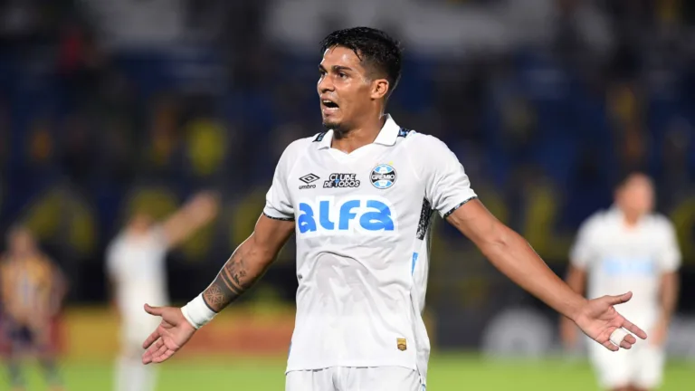 Arezo deixa futuro no Grêmio em aberto após ser cotado como alvo do Peñarol: “Não depende de mim”